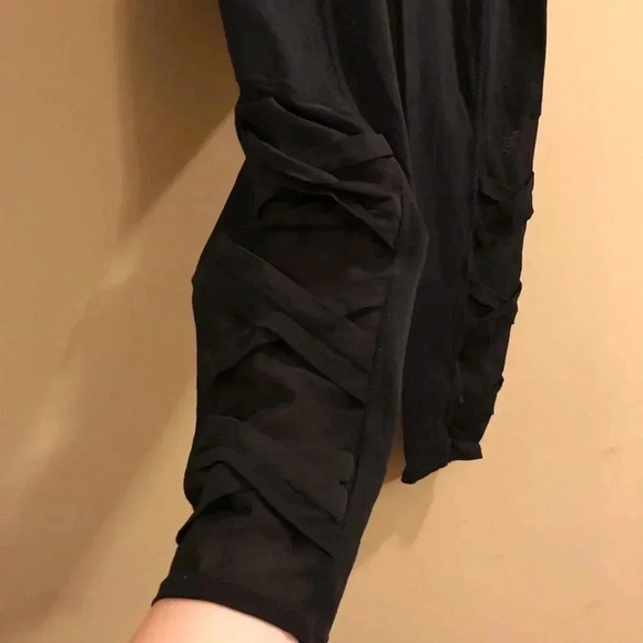 Athleta Capri Criss Cross Chaturanga Leggings - Picture 3 of 11